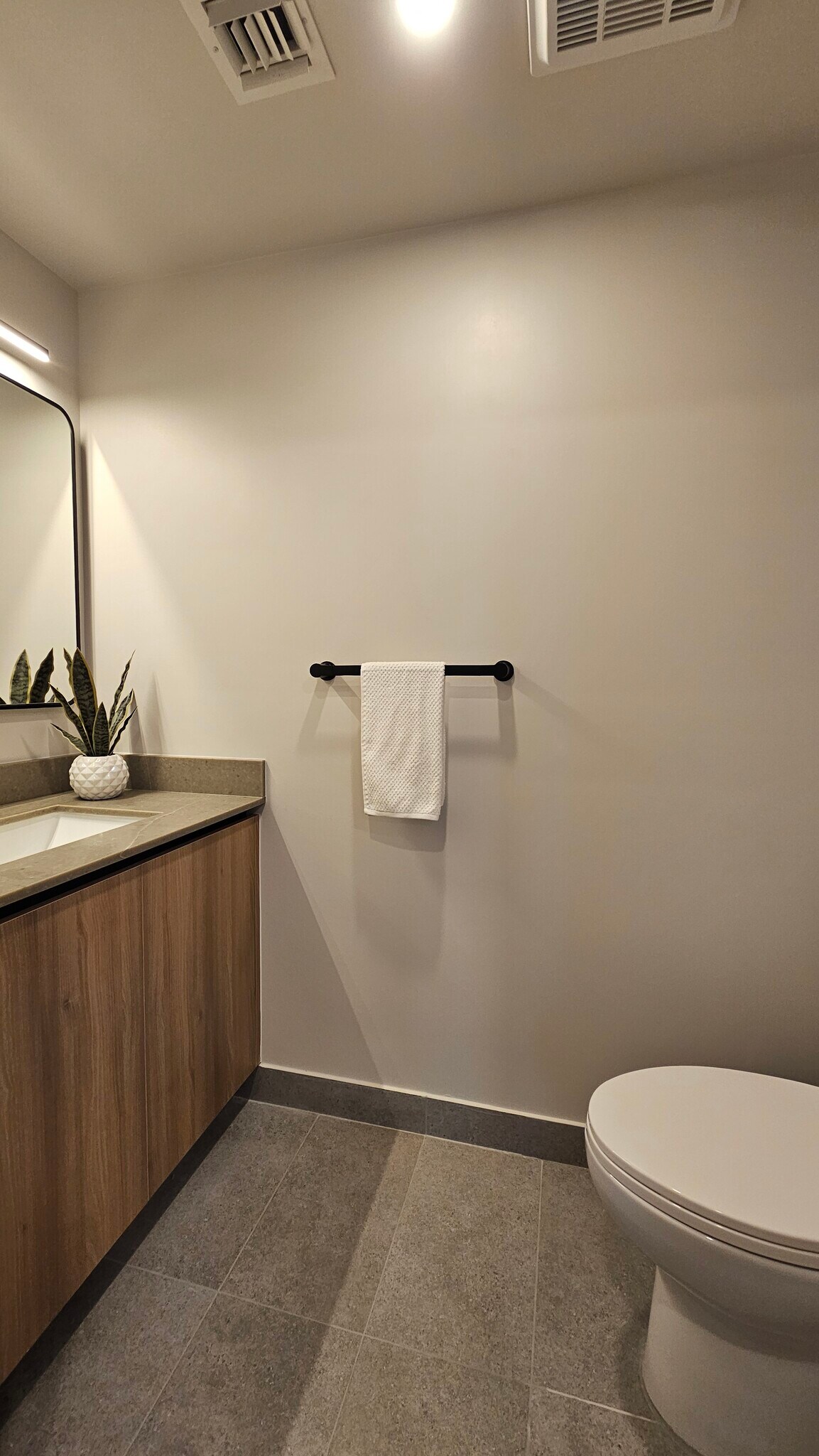 Building Photo - 121 NE 5th St