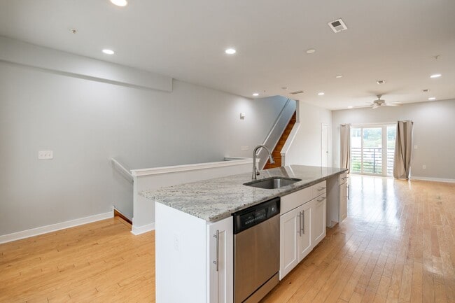 Building Photo - Five Bed Manayunk Apartment