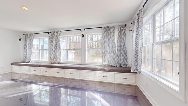 Building Photo - 100 Sweetbriar Lakes Dr