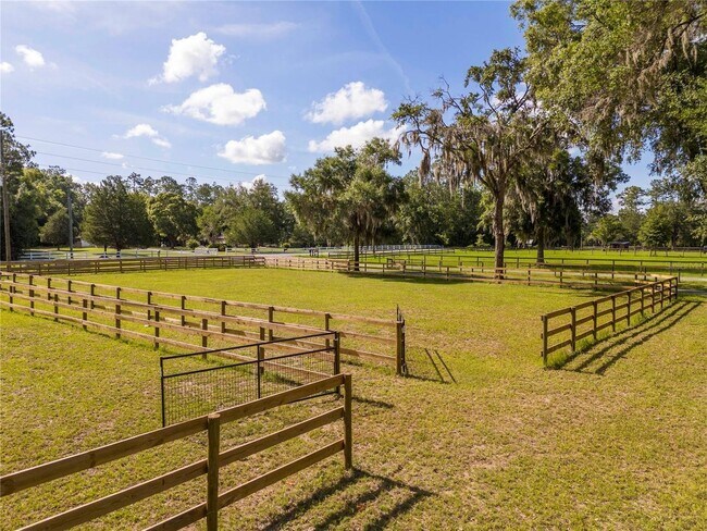 Building Photo - Exceptional equestrian opportunity !