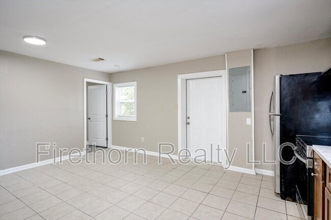 Building Photo - 2719 Meadowbrook Dr