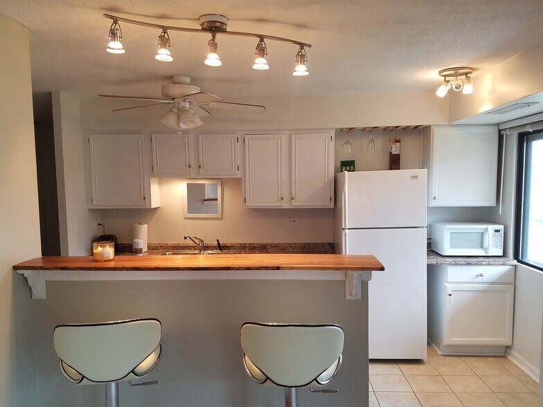 Building Photo - 111 S Baybrook Dr