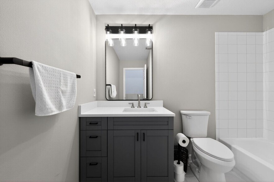 Building Photo - 8023 Bellagio Ln