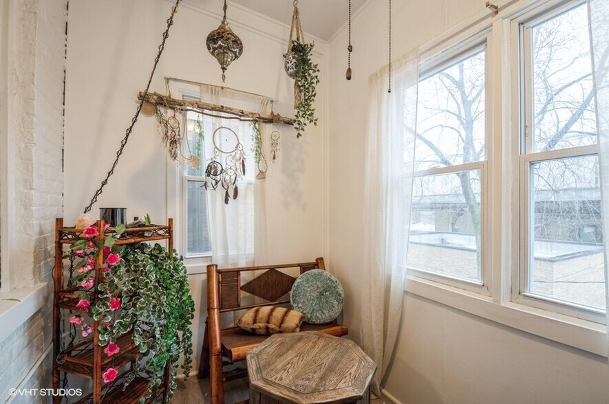 Bonus sunroom - 1233 W Newport Ave