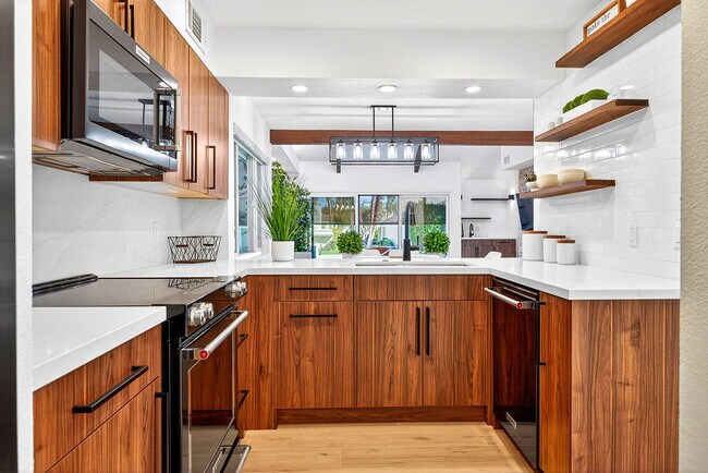 Building Photo - 352 Forest Hills Dr