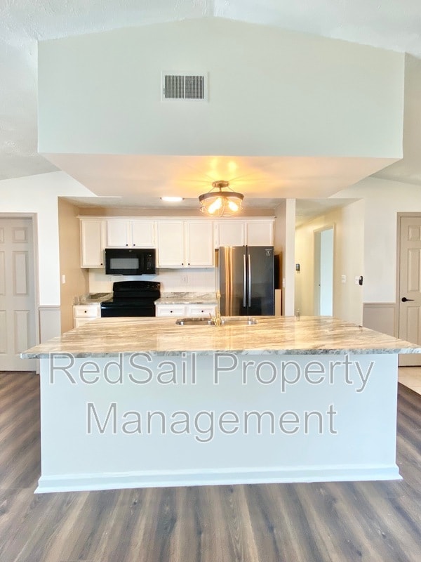 Building Photo - 725 Chatsworth Dr