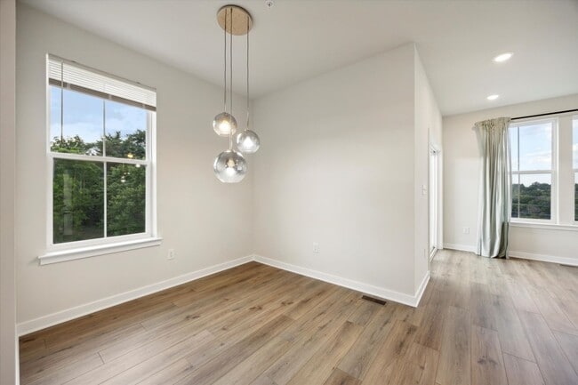 Building Photo - 3 Bedroom End-Unit Townhome in Spring City