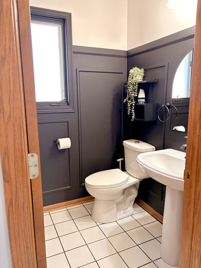 Building Photo - 10956 S 76th Ave