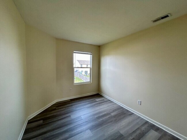 Building Photo - Beautiful 4 bedroom 2.5 bath 2 story home ...