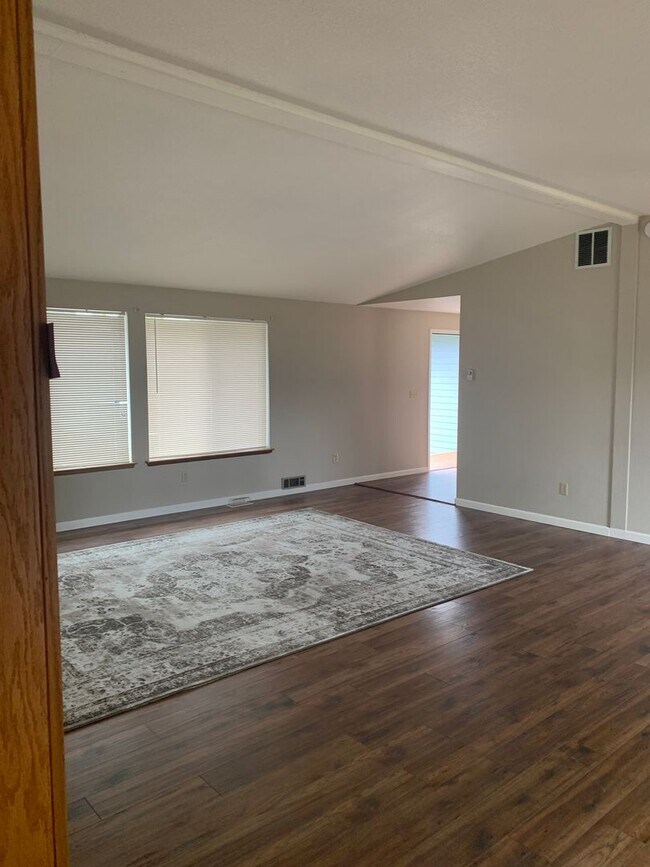 Building Photo - Spacious rambler