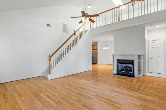 Building Photo - NW Brick Townhome, Granite Counter-Tops, Wood Floors, FP, Garage!