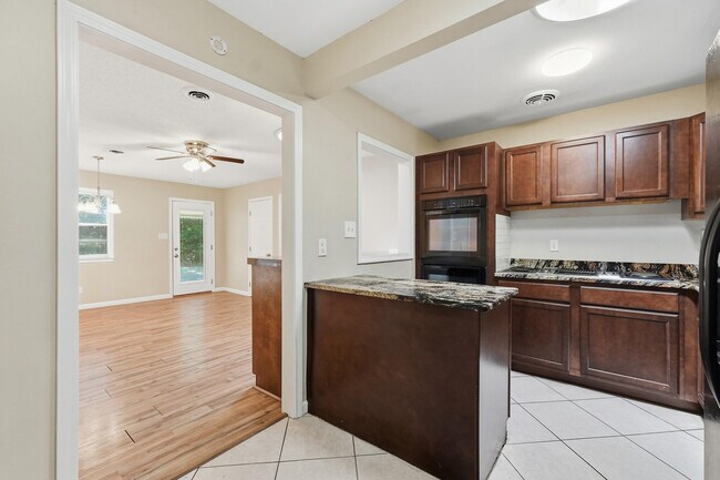 Building Photo - 338 Coral Dr SW