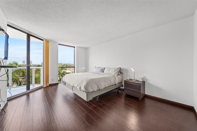 Building Photo - 3598 Yacht Club Dr