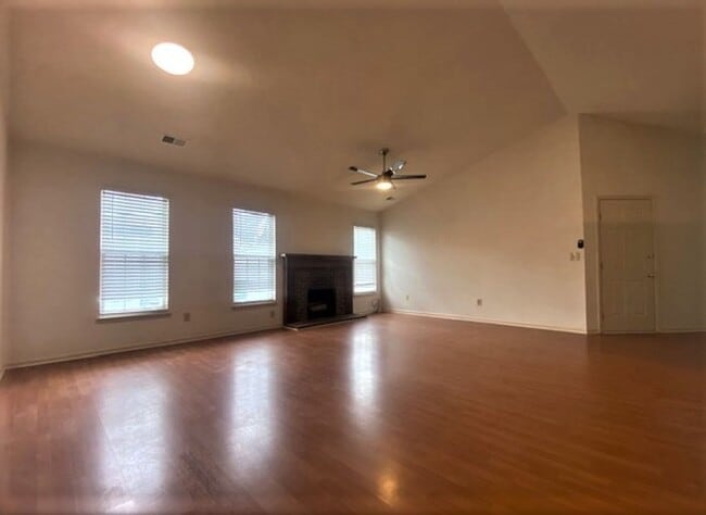 Building Photo - Ranch 3 bed, 2 bath Ranch with fenced yard...