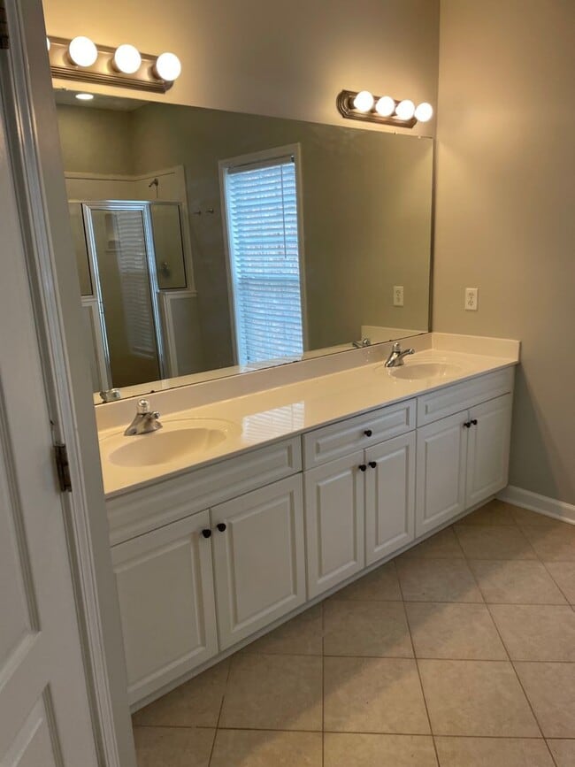 Building Photo - 4BR w/ Fenced Backyard + Garage in Lakeland