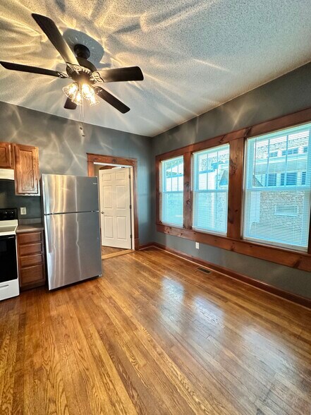 Building Photo - 923 E Hillcrest Dr