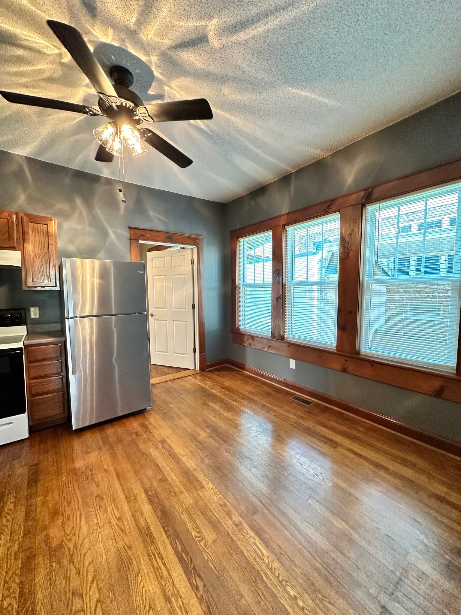 Building Photo - 923 E Hillcrest Dr