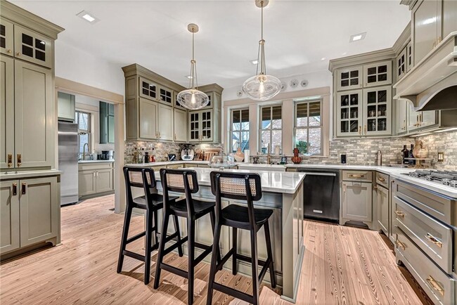 Building Photo - 242 SW D St