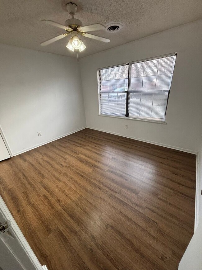 Building Photo - 3-Bedroom 2-Bathroom House in Fayetteville Near Fiesta Square!