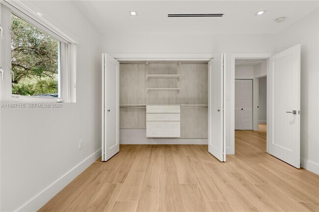 Building Photo - 6011 Maynada St