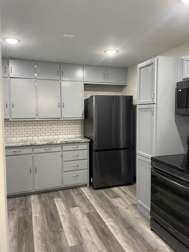 Building Photo - 503 E 8th St