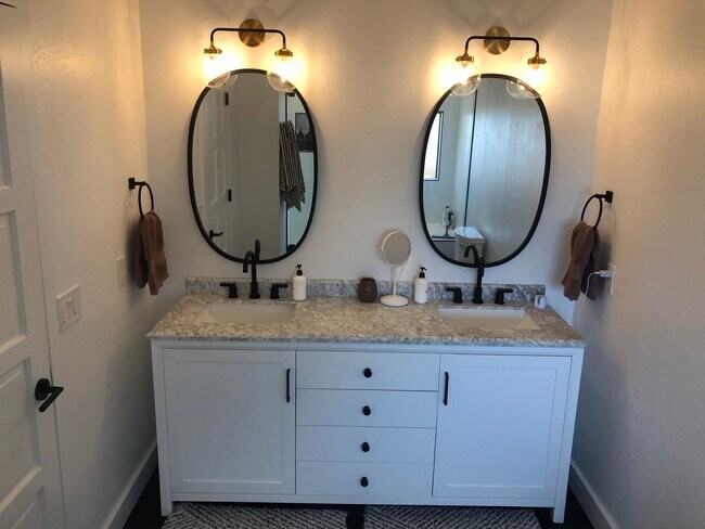 Master Bath - 16517 E Gunsight Dr