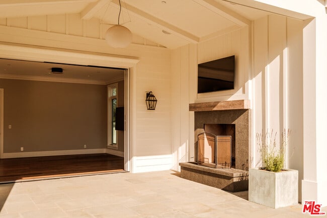 Building Photo - 557 Chapala Dr