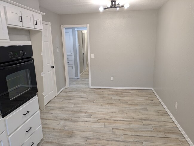 Building Photo - 2421 Marshall Dr