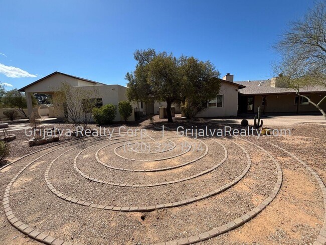 Building Photo - Huge Retreat Style Property for Rent in Central Tucson (Ft Lowell/Campbell)