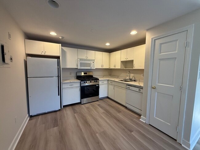 Building Photo - 8 Kenmar Dr