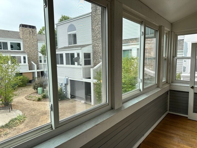 Building Photo - Spacious 3 Bed, 2 Full Bath Townhome near the Highline Canel!