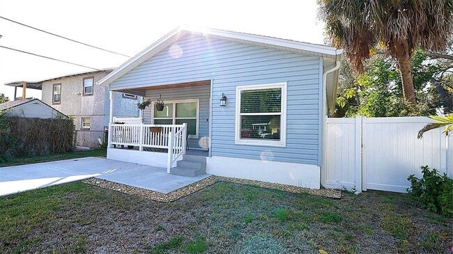 Building Photo - 829 18th St S