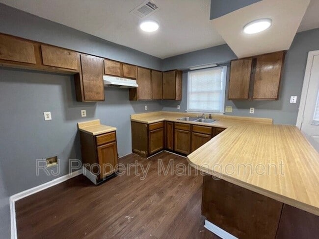 Building Photo - 5560 Blossom Ln