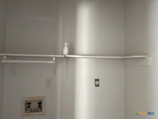 Building Photo - 2503 Hemlock Dr