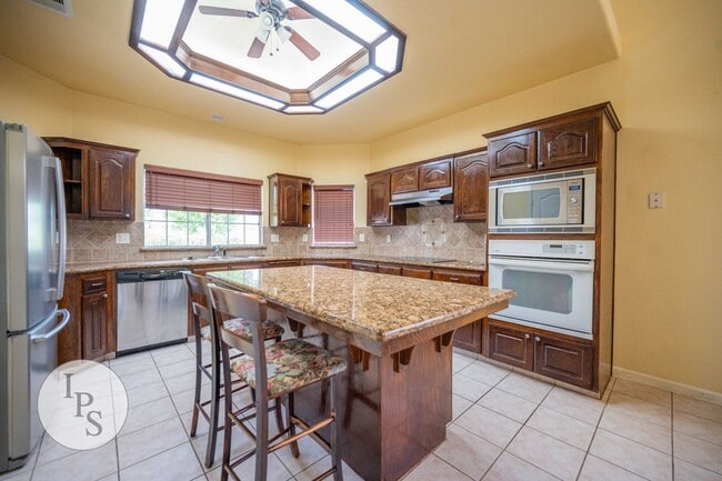 Building Photo - SOLAR!!!!  Fresno NorthEast Home, 4BR/2.75...
