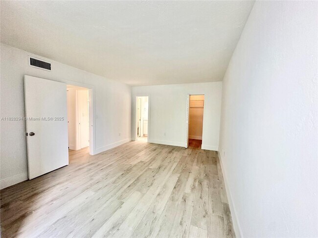 Building Photo - 6890 N Kendall Dr