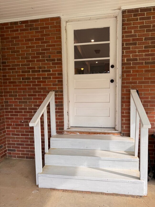 Building Photo - 3BR 1.5BA Brick Ranch in Lexington