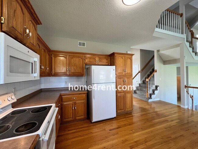 Building Photo - Wonderful Northland Home w/ Hardwood Floors and Plenty of Space!!