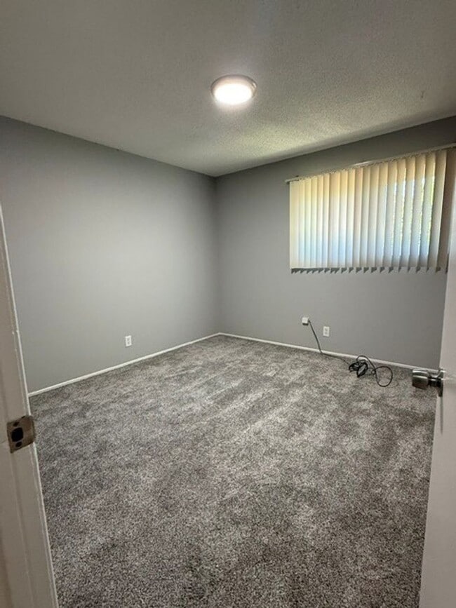 Building Photo - Spacious 3 Bedroom, 2 bath Single Family Home