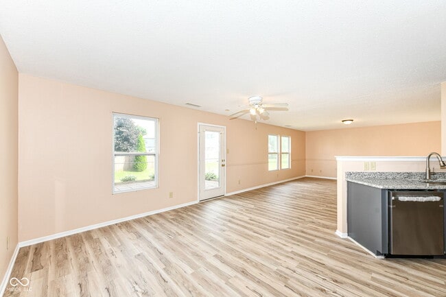 Building Photo - 1155 Redwood Dr