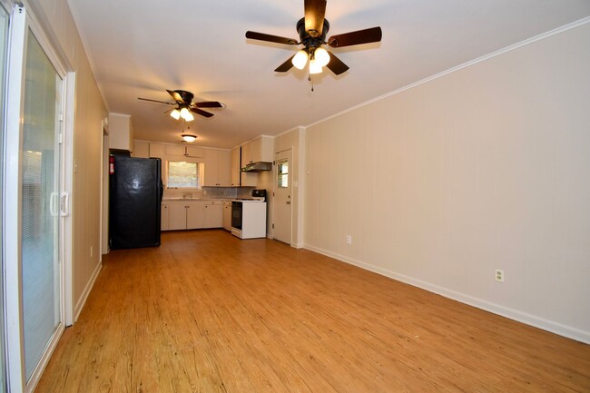 Building Photo - 3 Bedroom with Fenced in Backyard and Shop!