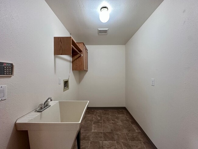 Building Photo - Adorable and Spacious!! Troutdale Duplex in Cul-de-sac!!
