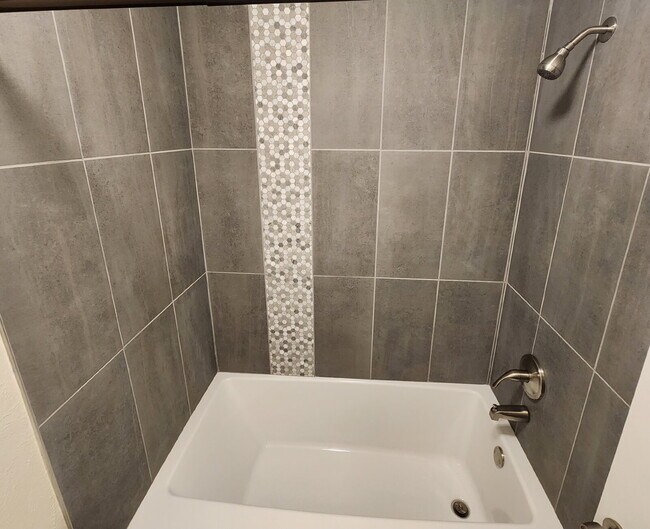 Building Photo - Beautiful Ground Floor 2 Bed 2 Bath Condo! Sunroom!