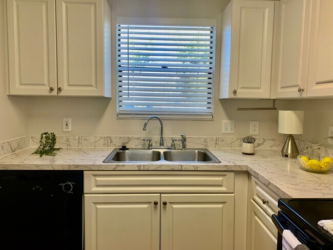 Building Photo - 2558 W Bird St