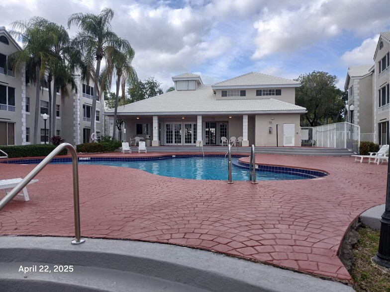 Building Photo - 2850 N Oakland Forest Dr