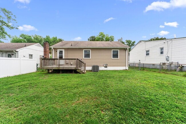 Building Photo - 104 N Oak Ave