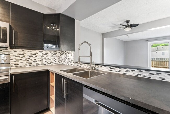 Building Photo - Special Offer – One Week Free Rent!