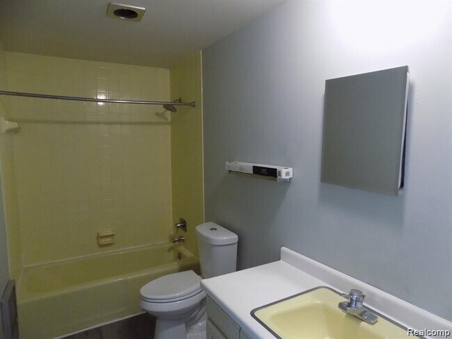 Building Photo - 515 Oakbrook Cir