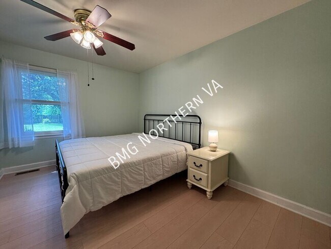 Building Photo - 8903 Tudor Ln