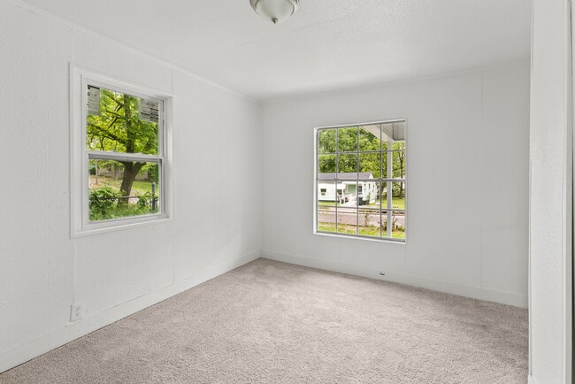 Building Photo - Charming and Newly Renovated 3 Bedroom 1 B...